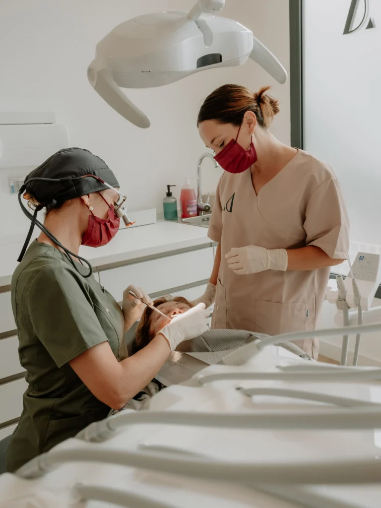 La Dra. Ana Martí y su equipo realizan una revisión de endodoncia.